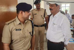 जिलाधिकारी एवं पुलिस अधीक्षक बेतिया ने कार्यालय परिचारी हेतु प्रारंभिक प्रतियोगिता परीक्षा केन्द्रों का किया औचक निरीक्षण।