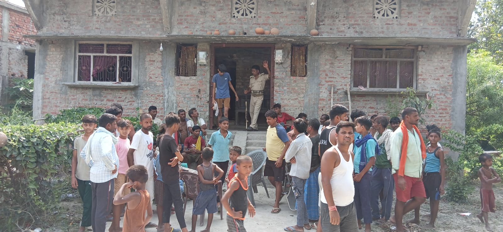 लौरिया थाना क्षेत्र के मठिया पंचायत के गांव में विवाहित युवक ने  पंखे से लटक अपनी जीवनलीला समाप्त की।