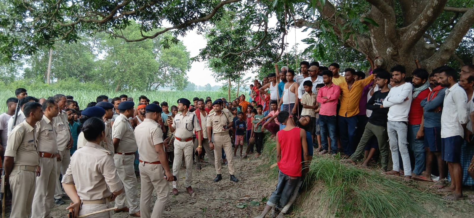 बगीचे में पेंड से लटके दोनों प्रेमी जोड़े की संदिग्धावस्था में मौत।