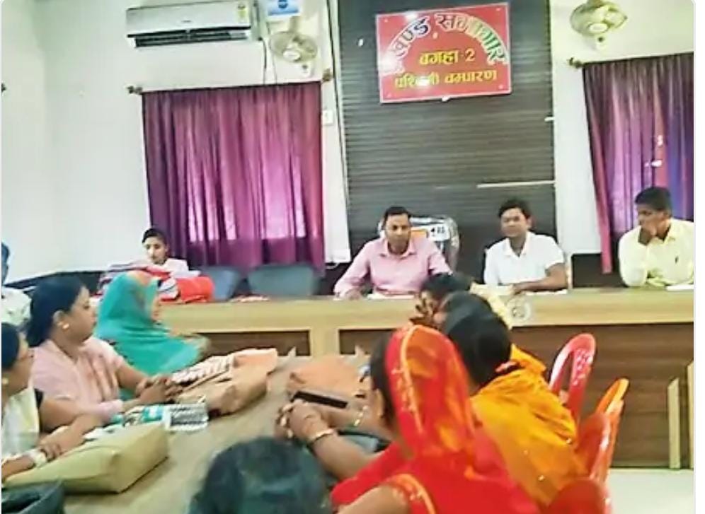 जन्म मृत्यु,राशन कार्ड पर हुई चर्चा,बीडीओ रहे उपस्थित।