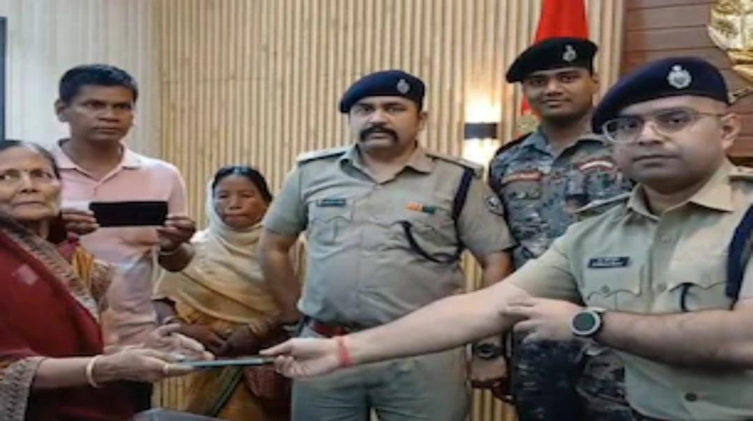ऑपरेशन मुस्कान के तहत 44 व्यक्तियों का भुला हुआ फोन वापस।