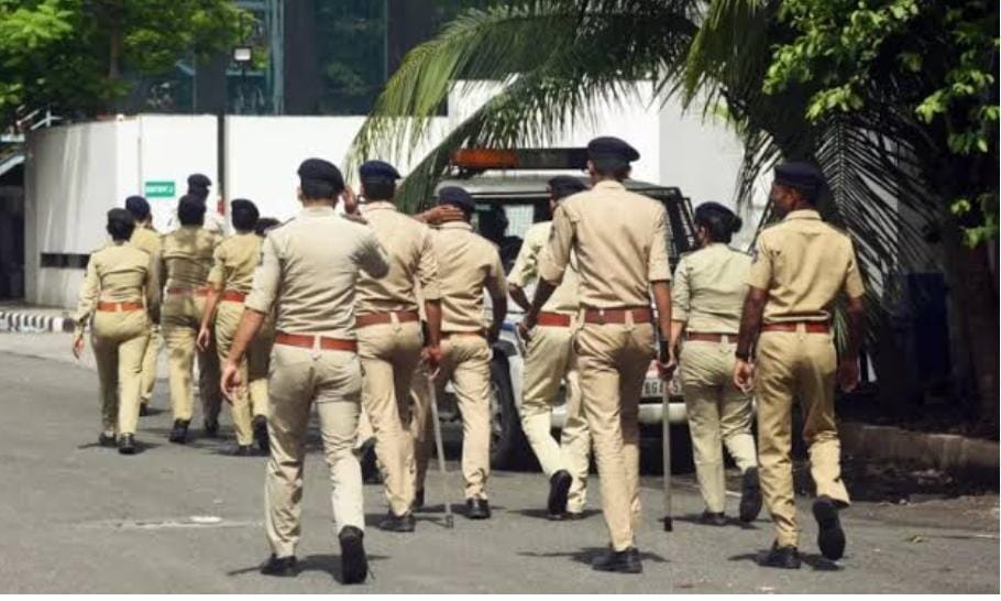 पुलिस छापेमारीअभियान में 90 आरोपी गिरफ्तार,22.31 लीटर शराब व 53.254 किलोग्राम चरस जप्त।