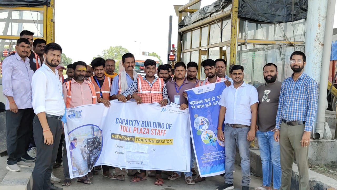 लौरिया के बिशुनपुरवा टोल प्लाजा कर्मचारियों को दिया गया विशेष प्रशिक्षण।