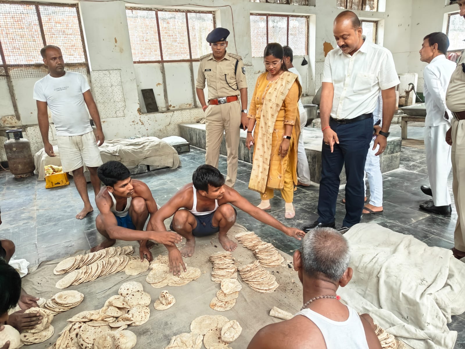 केंद्रीय कारा, मोतिहारी का औचक निरीक्षण संध्या भोजन हेतु रोटी व खीर की गई थी व्यवस्था।