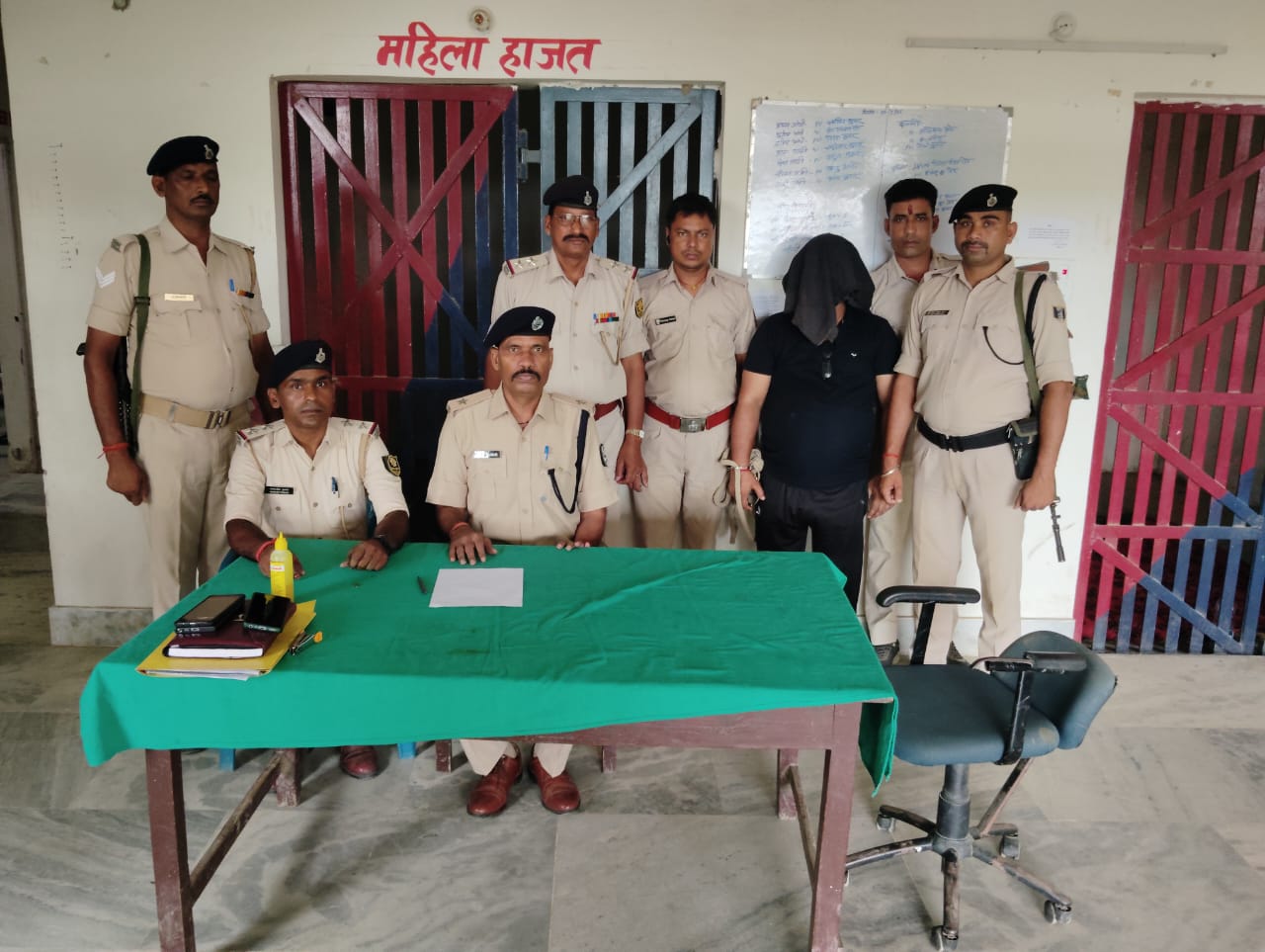 दरोगा ने दरोगा को किया गिरफ्तार शनिवार के दिन भेजा गया जेल।