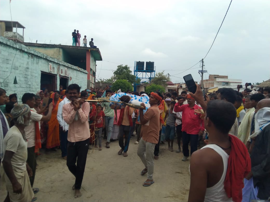 मझौलिया थाना क्षेत्र के परसा हाल्ट के समीप शुक्रवार के दिन खेल खेल में हुई थी चाकू बाजी।