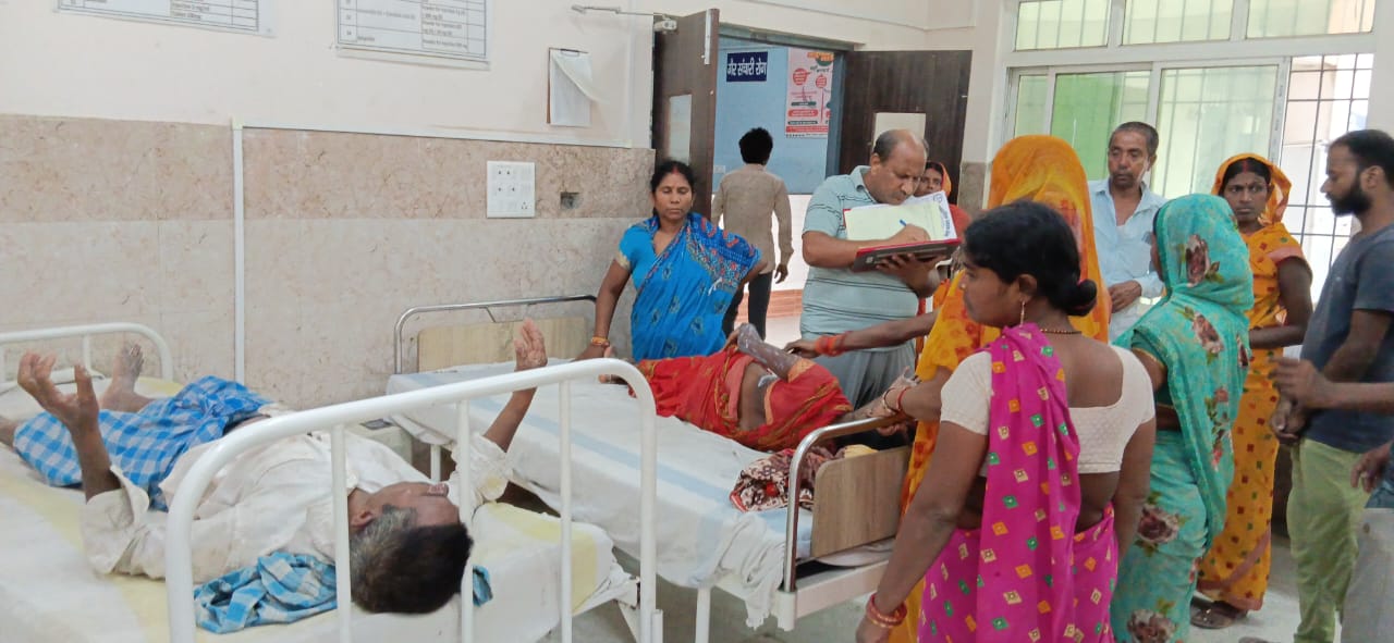 गैस सिलेंडर के रेगुलेटर लीक होने से लगी आग पति पत्नी झुलसे।