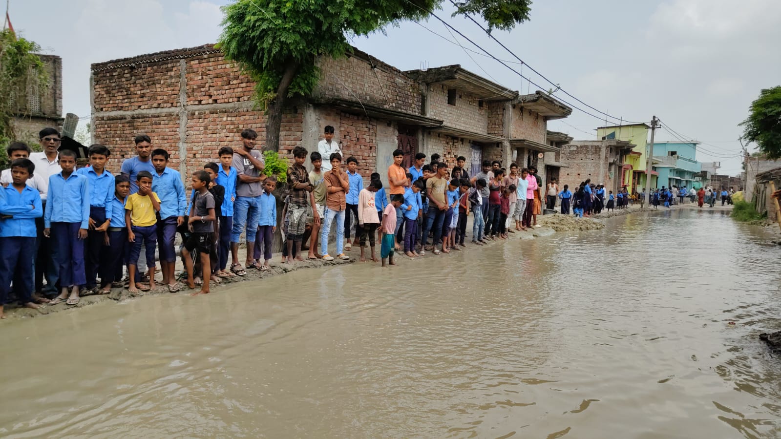 लौंरिया में जल निकासी नहीं होने से सड़क पर जलजमाव, ग्रामीणों और बच्चों की बढ़ी परेशानी।