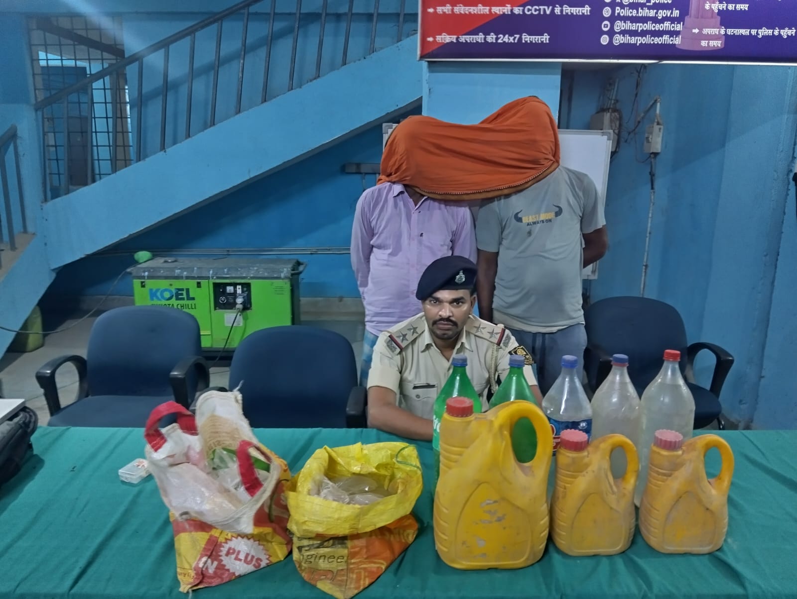 लौंरिया में ‌एकतीस लीटर देशी शराब के साथ दो कारोबारी पुलिस के हत्थे चढ़े।