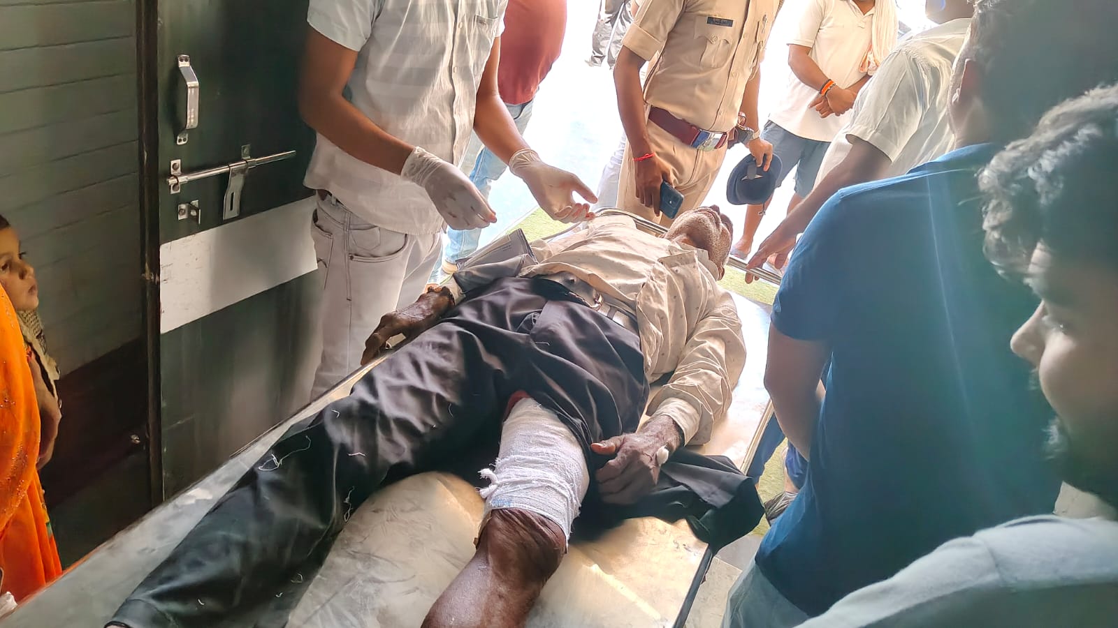 लौरिया बगहां मुख्य मार्ग NH 727 नंदनगढ़ चौक हनुमान मंदिर के पास एसपी के एसकौट में जा रहे वाहन ने बाइक सवार को मारा धक्का।