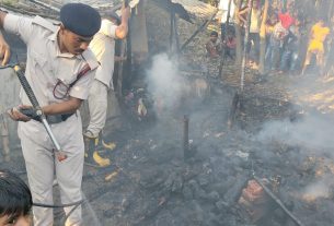 लौरिया में अतिक्रमण हटाने गयी अंचल प्रशासन के सामने एक घर असमाजिक तत्वों ने लगाई आग।