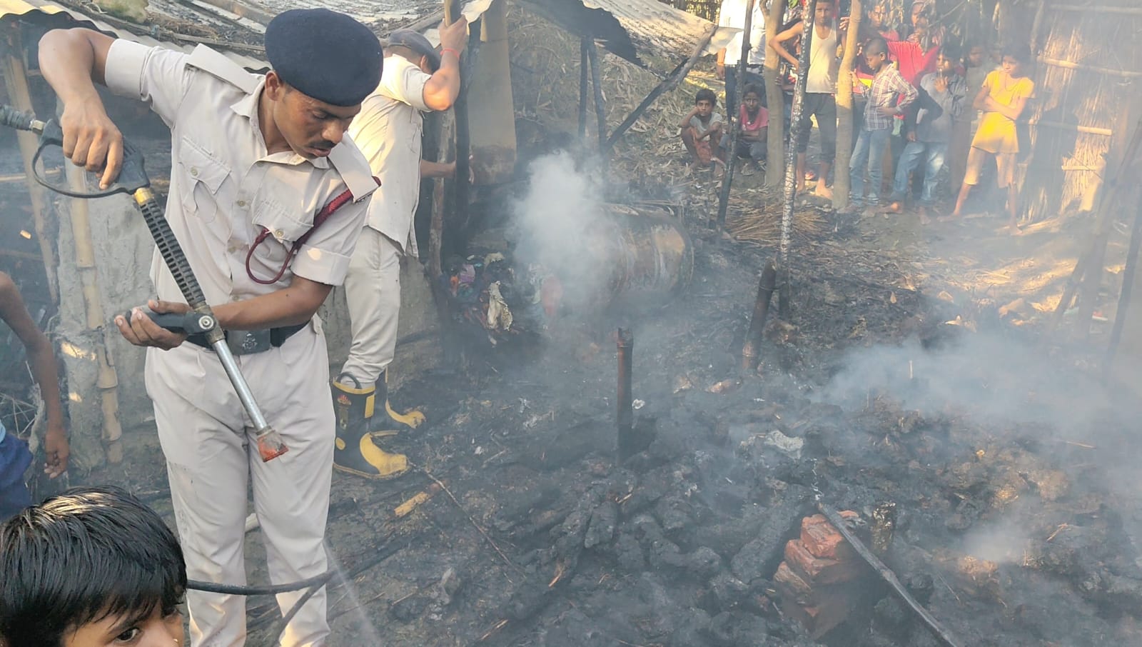 लौरिया में अतिक्रमण हटाने गयी अंचल प्रशासन के सामने एक घर असमाजिक तत्वों ने लगाई आग।
