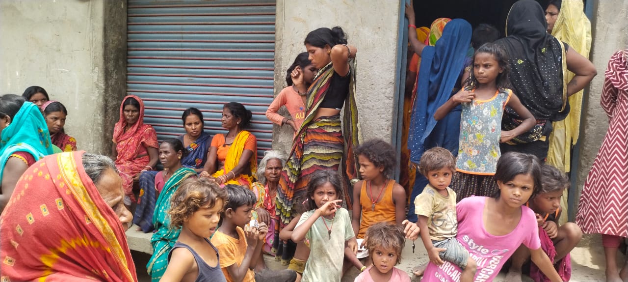 साठी थाना क्षेत्र के धमौरा गांव में गांधी चौक स्थित एक मिठाई दुकानदार विद्युत स्पर्शघात के चपेट में आने से हुई मौत।