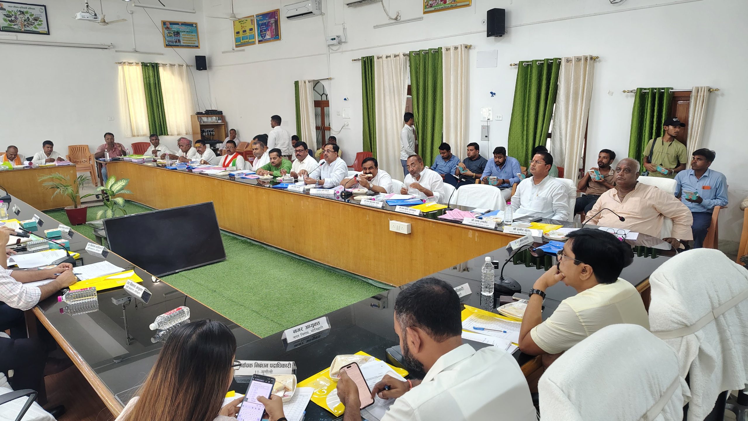 मतदान केंद्रों की युक्तिकरण को लेकर माननीय विधायक गण एवं राजनीतिक दलों के जिला प्रतिनिधियों के साथ बैठक संपन्न।