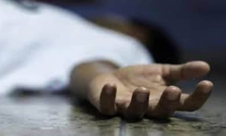 मैंनाटांड में छात्रा की मौत के बाद थाना के पास सड़क पर शव रखकर किया आक्रोश व्यक्त।