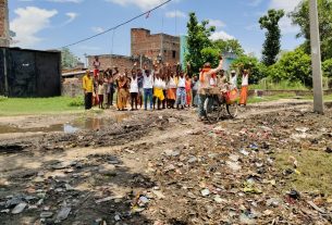 लौंरिया के देवरूआ (देवराज) में सड़क पर जलजमाव को लेकर स्थानीय लोगों ने किया प्रदर्शन।