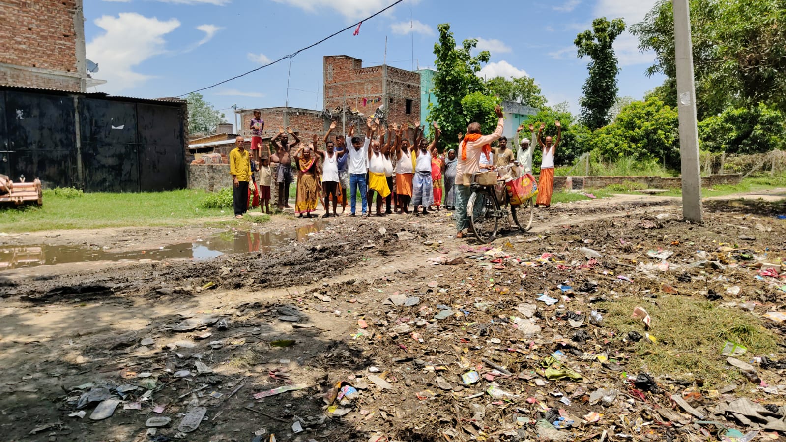 लौंरिया के देवरूआ (देवराज) में सड़क पर जलजमाव को लेकर स्थानीय लोगों ने किया प्रदर्शन।