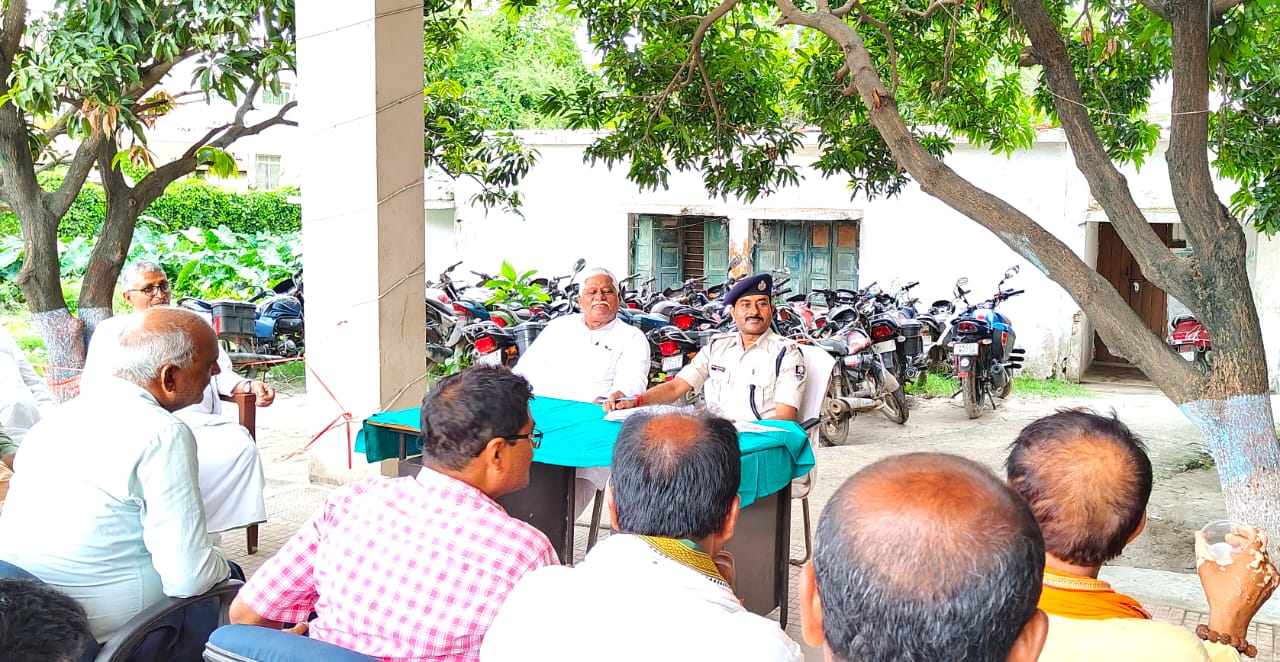 लौरिया थाना परिसर में शांति समिति की हुई बैठक आगामी मोहर्रम पर्व में घातक हथियार लेकर जाने वाले व्यक्तियों पर होगी कार्रवाई।