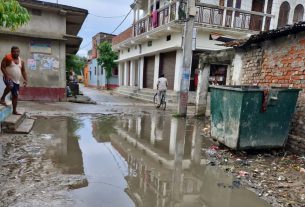 वार्ड 30 में जल जमाव से जूझ रही जनता: सड़क और नाला निर्माण की उठी मांग, बच्चों से लेकर बुजुर्ग तक बेहाल