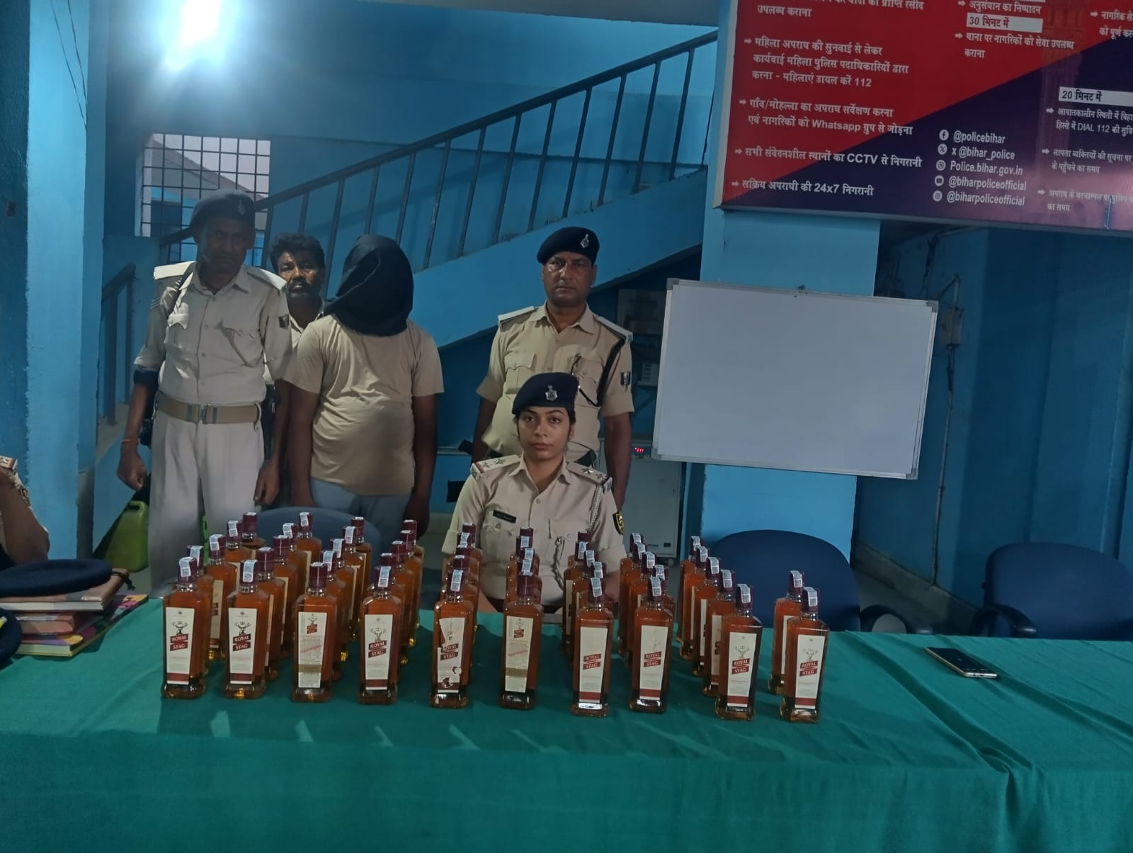 17 लीटर विदेशी शराब एवं बाइक सहित कारोबारी गिरिफ्तार।