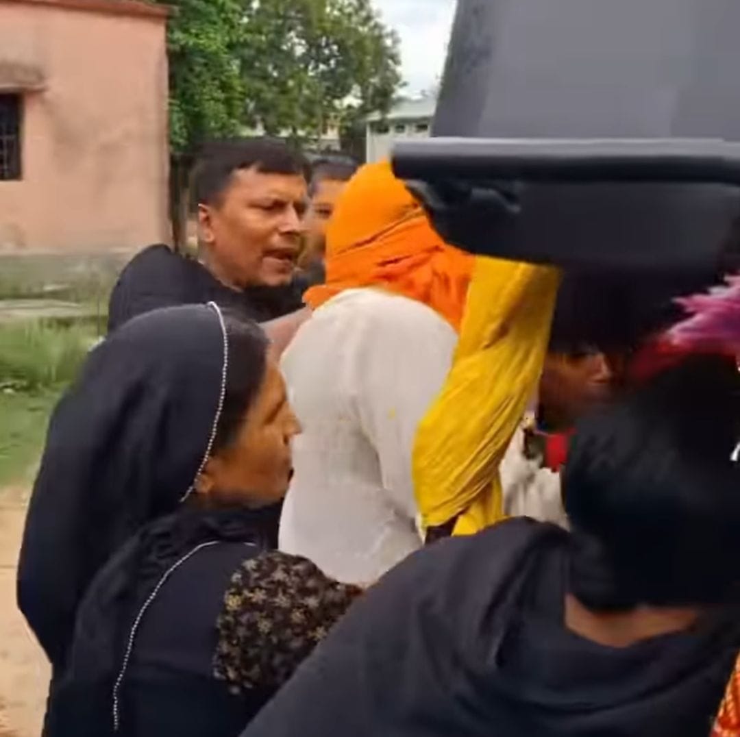 बगहा कोर्ट में गवाही देने पहुंचे प्रेमी युगल पर हमला, युवती ने परिजनों समेत 12 पर दर्ज कराई एफआईआर!