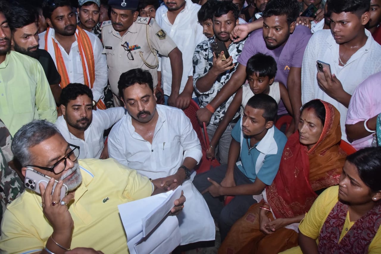 मनीषा के परिजनों से मिले सांसद पप्पू यादव, एसआईटी से जाँच कराने का किया माँग