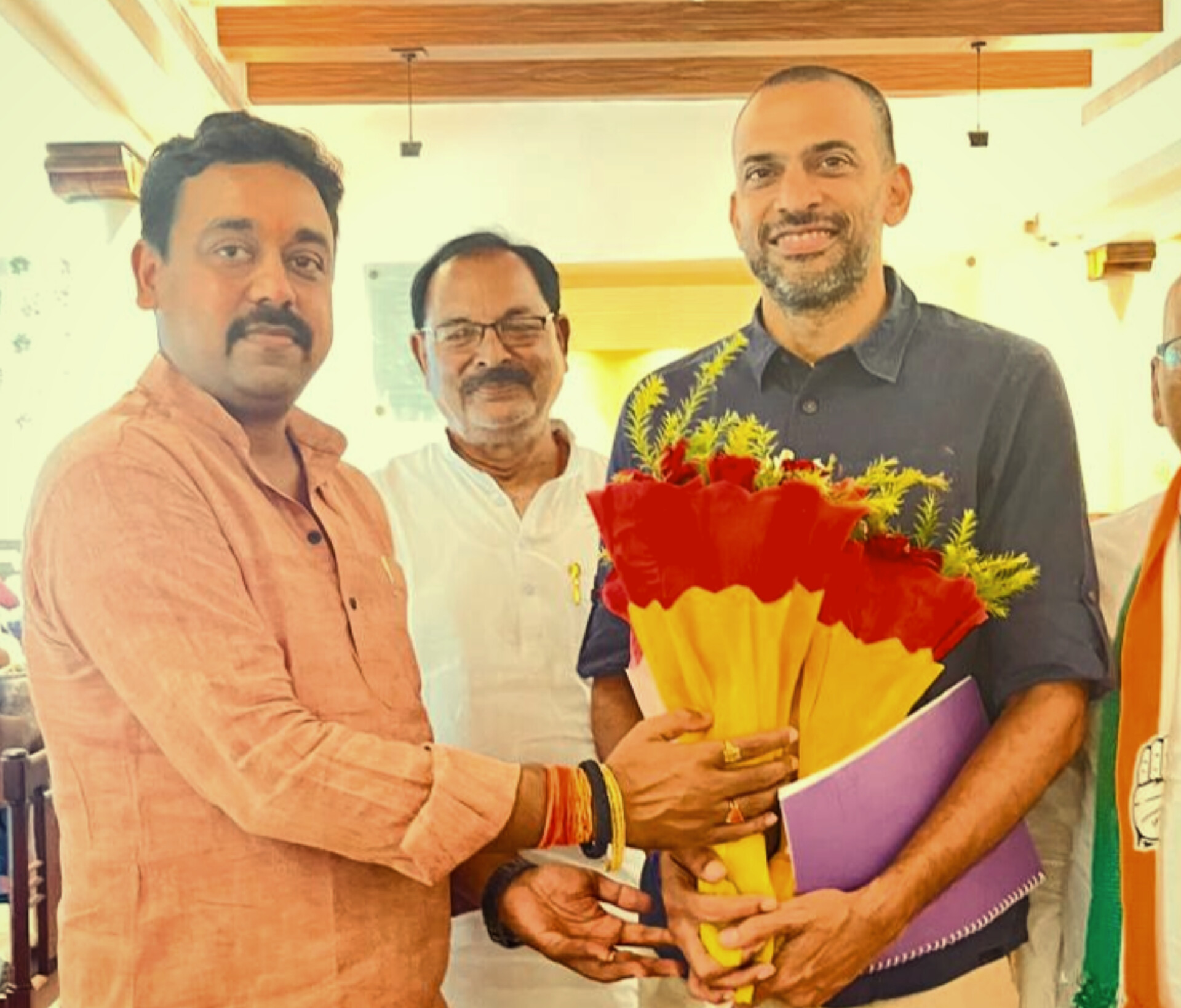 बिहार कांग्रेस के प्रभारी से मिले ढाका विधानसभा के पूर्व प्रत्याशी अभिजीत सिंह, ढाका विधानसभा को लेकर हुई चर्चा