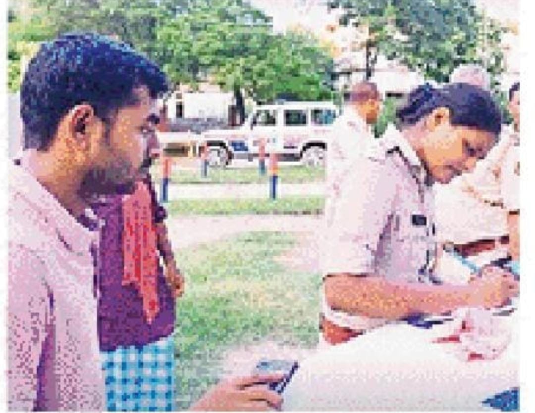 लौरिया में बाइक और पिकअप की टक्कर में बाइक चालक की गई जान।