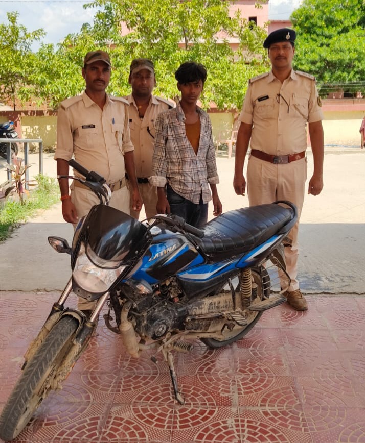 चोरी की बाईक समेत चोर गिरफ्तार, की जा रही है चोर से पूछताछ 