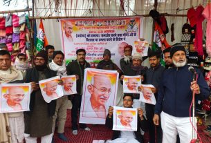 कांग्रेस जनों ने जिला समाहरणालय के समक्ष दिया एक दिवसीय धरना।