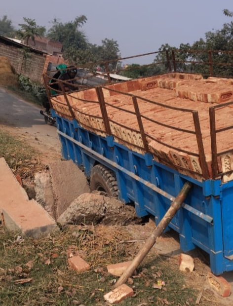 लौरिया में ओवरलोड ईंट लदा ट्रेक्टर-ट्रॉली नवनिर्मित पुलिया में धंसा, आवागमन ठप।