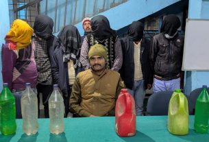 लौरिया पुलिस की बड़ी कार्रवाई: 16 लीटर देसी चुलाई शराब जब्त, 6 आरोपी गिरफ्तार।