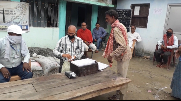 डीलर ललन दुबे ने मुखिया कीे निगरानी में किया मुफ्त राशन का वितरण, शोसल डिस्टेंगिस का रखा गया ख़्याल।