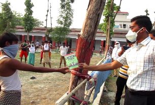 क्वारंटाइन सेंटर पर प्रवासी मजदूरो को भोजन की व्यवस्था के साथ जॉब कार्ड भी किया गया वितरण।