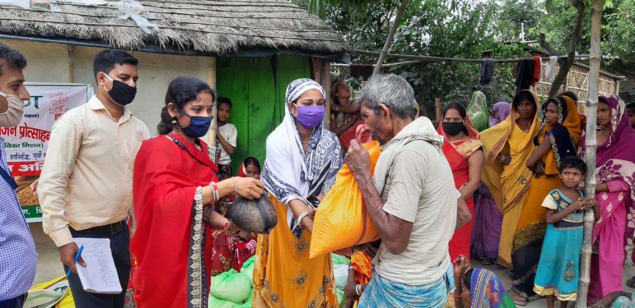 करोना के वैशिक महामारी में जीविका द्वारा एक मुट्टी अनाज अभियान चलाया गया।