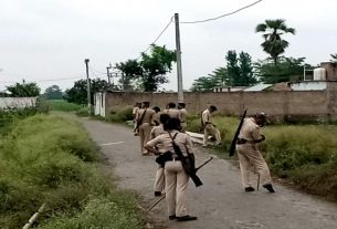 शव जलाने को लेकर दो पक्षों में हुई जमकर भिड़ंत, पुलिस ने चटकाई लाठियां।