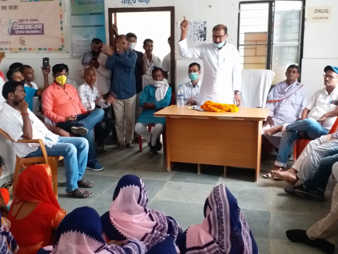 आशा कार्यकर्ताओं का धरना, चिरैया पूर्व विधायक लक्ष्मी नारायण यादव का जोरदार समर्थन।