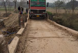 खनुआ नाला के ध्वस्त पुल पर प्रतिबंध के बावजूद भारी वाहनो का परिचालन।