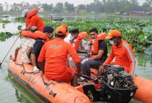 लगातार तीसरे रविवार को भी सत्याग्रह से स्वच्छता अभियान को सफल बनाने में जुटे जिलाधिकारी।