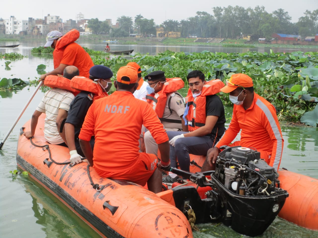 लगातार तीसरे रविवार को भी सत्याग्रह से स्वच्छता अभियान को सफल बनाने में जुटे जिलाधिकारी।