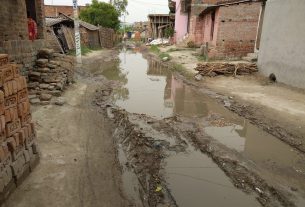 लोरिया प्रखंड मुख्यालय से थाना होते हुए मिश्रटोला मरहिया लोहरपटिया होते हुए योगापटटी  मटकोटा जाने वाली मुख्य सड़क मार्ग जर्जर।