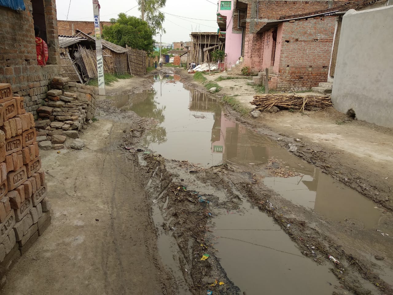 लोरिया प्रखंड मुख्यालय से थाना होते हुए मिश्रटोला मरहिया लोहरपटिया होते हुए योगापटटी  मटकोटा जाने वाली मुख्य सड़क मार्ग जर्जर।