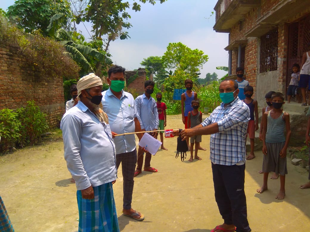 मुखिया द्वारा बगही पुरैना के जागिराहा नया बस्ती में राष्ट्रीय भ्रष्टाचार नियंत्रण एवं जन कल्याण संगठन ने किया माक्स वितरण।