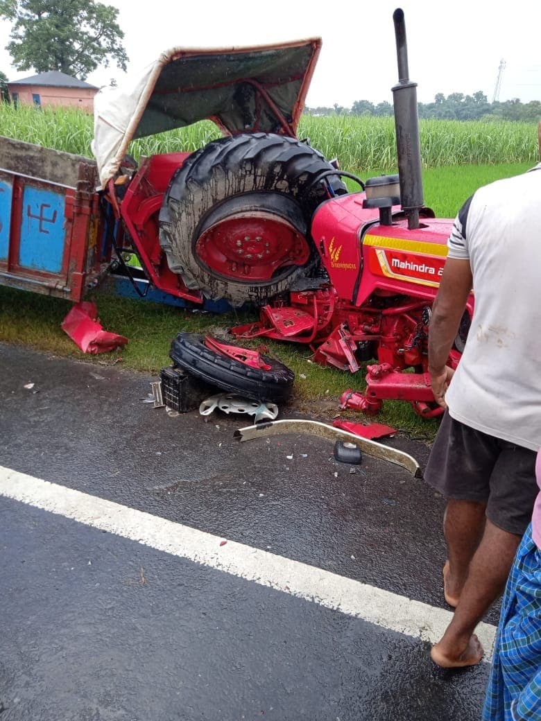 बोलेरो एव ट्रैक्टर की आमने सामने की जोरदार टक्कर में ट्रैक्टर के उड़े परखर्चे।