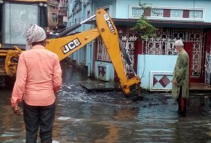 नगर में जलजमाव की स्थिति को देखते हुए जल निकासी के लिए सड़कों पर उतरे नगर परिषद के कर्मचारी एवं पदाधिकारी