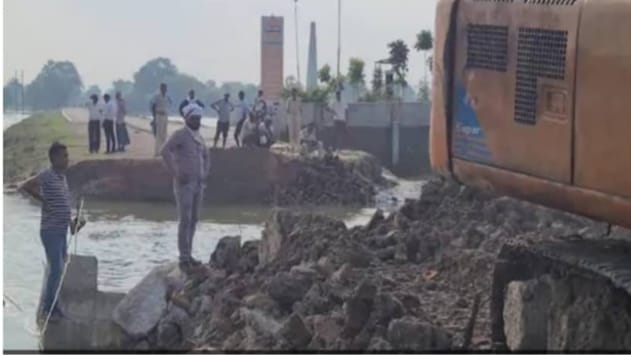 गोपालगंज में नीतीश का विकास पानी-पानी, उद्घाटन से पहले पुल का एप्रोच रोड ध्वस्त।