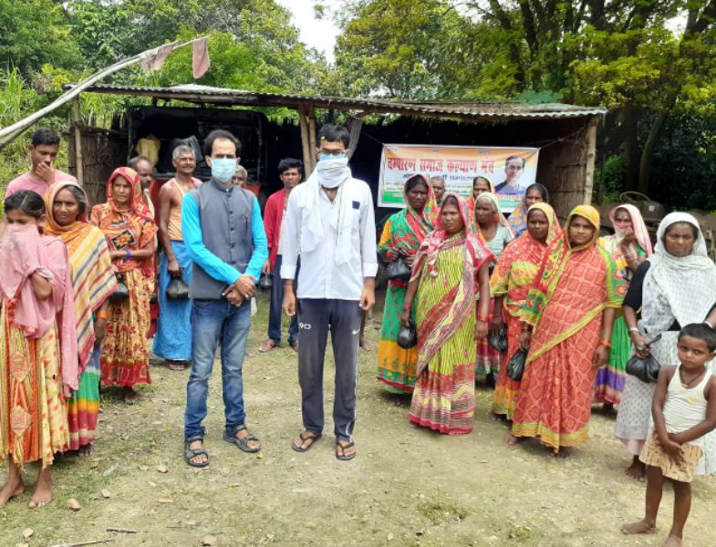 चंपारण समाज कल्याण मंच के अध्यक्ष डॉ गोपाल के द्वारा जरूरतमंदो के बीच हुआ राहत सामग्री का वितरण।