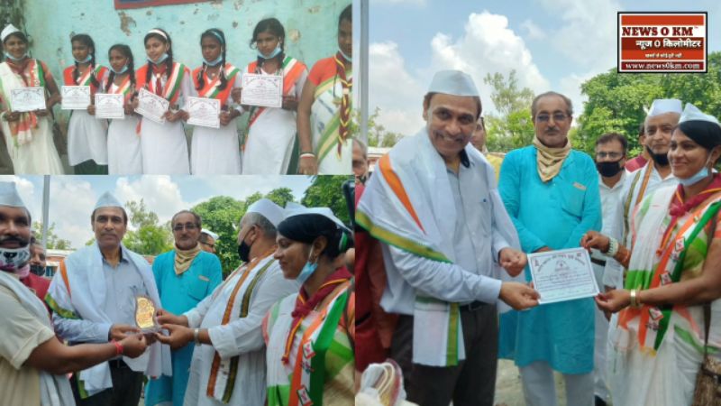 स्वतंत्रता दिवस के मौके पर जिला शिक्षा पदाधिकारी के हाथो प्रशस्ति पत्र एव सिल सम्मानित हुई अनीता देवी।