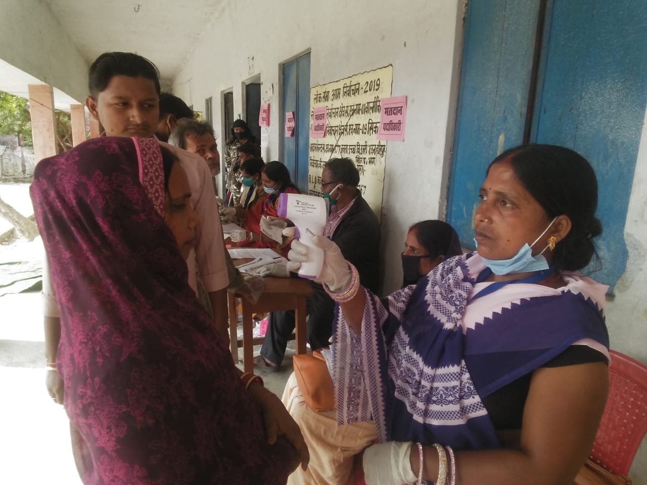 मतदान केंद्रों पर सभी मतदाताओं की हुई थर्मल स्क्रीनिंग।