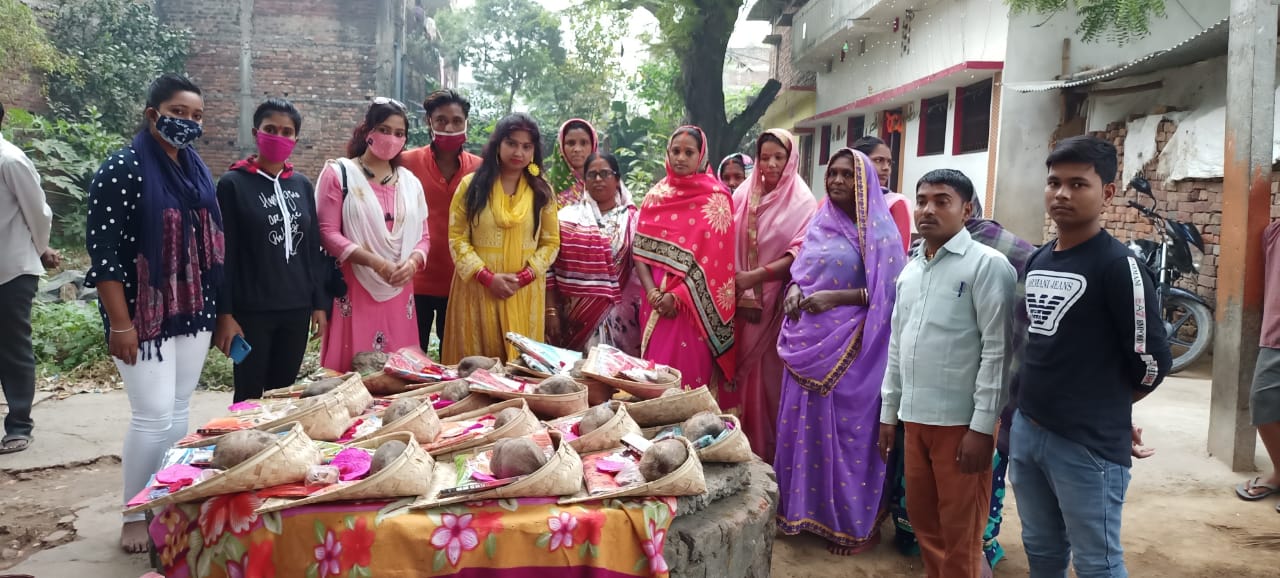 दीदीजी फाउंडेशन ने छठ व्रतियों के बीच बांटी पूजन सामग्री।